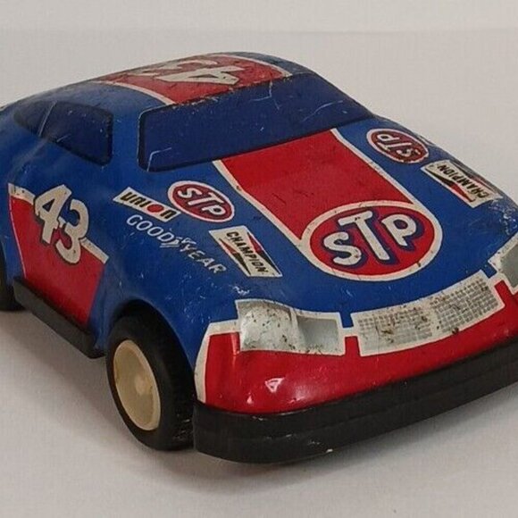 Pit Row #43 Richard Petty STP Friction Drive Toy (Not Working) Has Wear Vintage - Picture 2 of 9